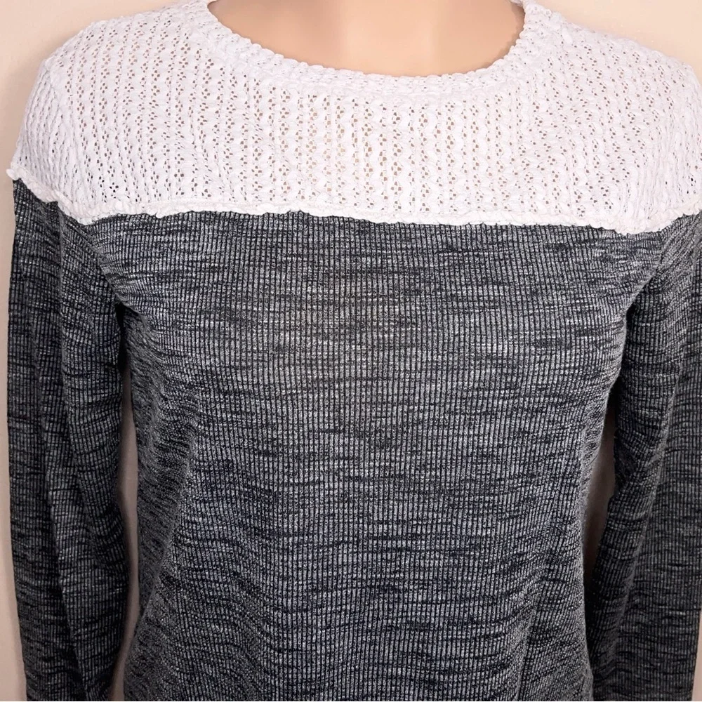 XL Dark Grey Waffle Knit Top White Lace Accent Long Sleeve Stretch Casual